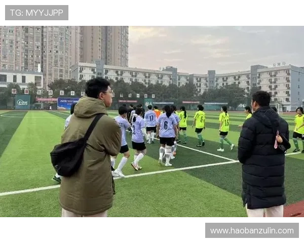 从校园到绿茵场大学毕业的足球明星们的奋斗与荣耀之路